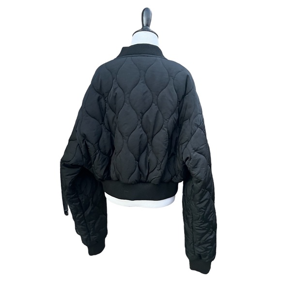 NWOT Pretty Little Thing Black Cropped Crop Puffer Jacket Quilted Coat Size 12 - Picture 4 of 6